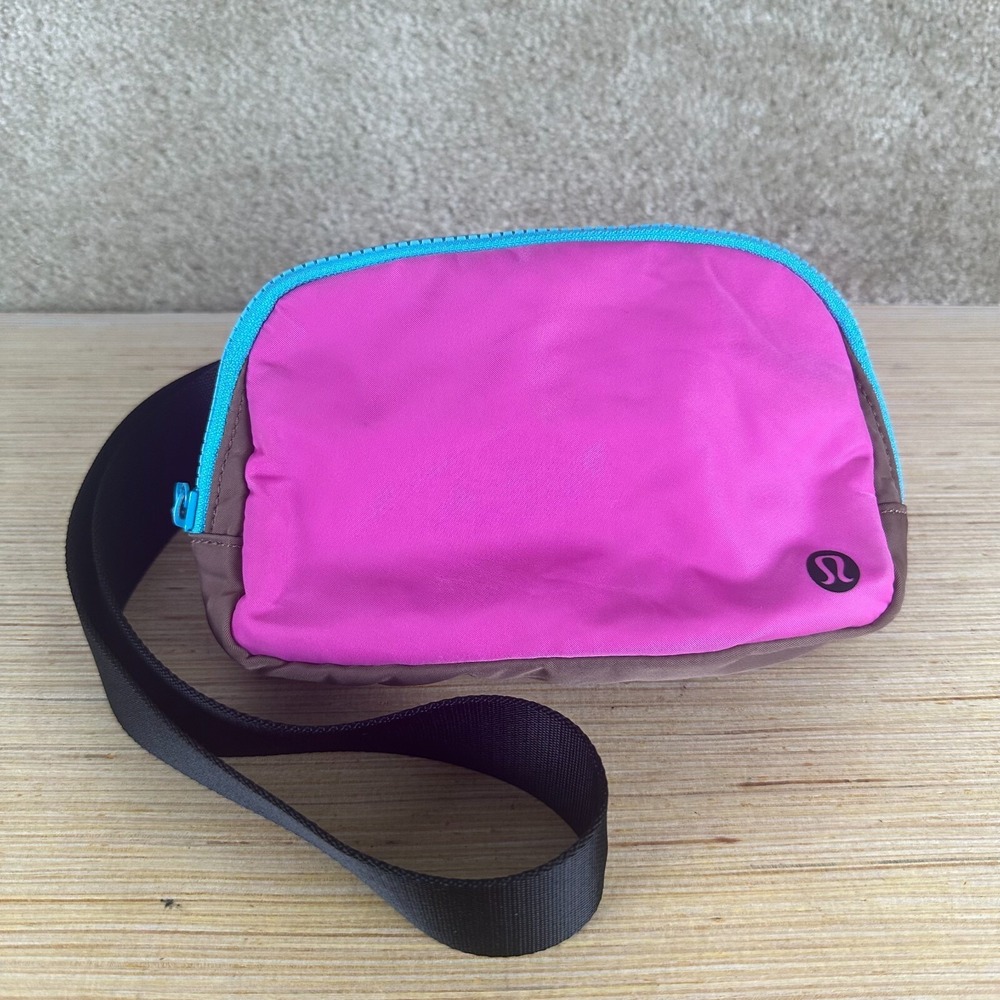 Lululemon Everywhere Belt Bag Sonic Pink Cacao Black zip